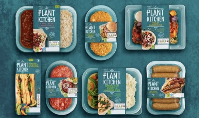 Línea de platos con faja unificada en góndola refrigerada